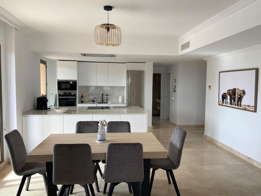 Lägenhet Elegant Apartment, Stunning Views, Fully Renovated In La Hacienda Del Senorio De Cifuentes Estepona