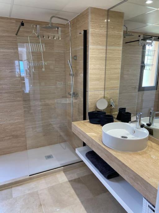 Lägenhet Elegant Apartment, Stunning Views, Fully Renovated In La Hacienda Del Senorio De Cifuentes Estepona