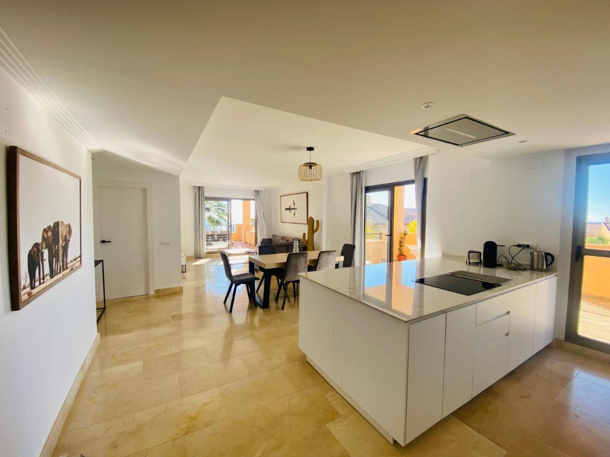 Lägenhet Elegant Apartment, Stunning Views, Fully Renovated In La Hacienda Del Senorio De Cifuentes Estepona