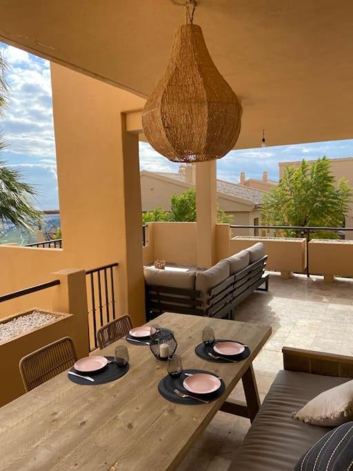 Elegant Apartment, Stunning Views, Fully Renovated In La Hacienda Del Senorio De Cifuentes Estepona
